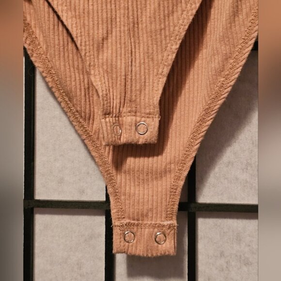 V-neck Cream Gold Bodysuit Size XS - Picture 4 of 5